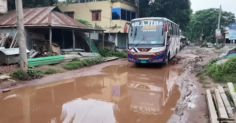 জামালপুর মাদারগঞ্জের বালিজুড়ী বাজার থেকে সরিষাবাড়ী ভাটারা সড়ক